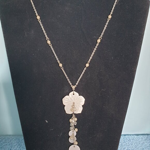 Vintage Avon Mother of Pearl Carved Flower Silver Tone Pendant Necklace Necklace - Picture 5 of 9